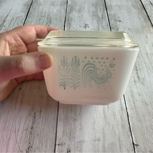 PREOWNED VINTAGE PYREX BUTTER PRINT CONTAINER WHITE WITH BLUE AND GLASS LID